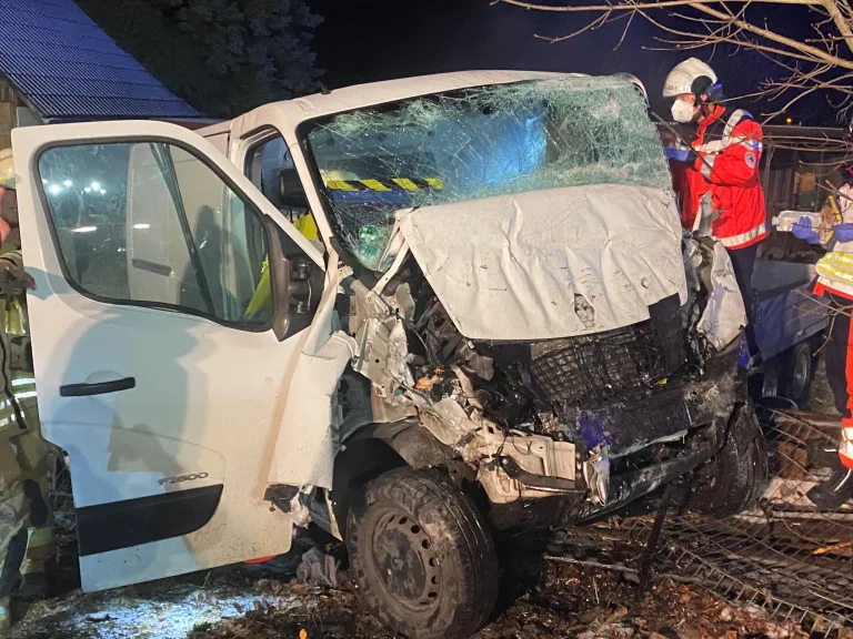 Liptingen: Fahrer eines Kleintransporters bei Unfall auf der B14 schwer verletzt