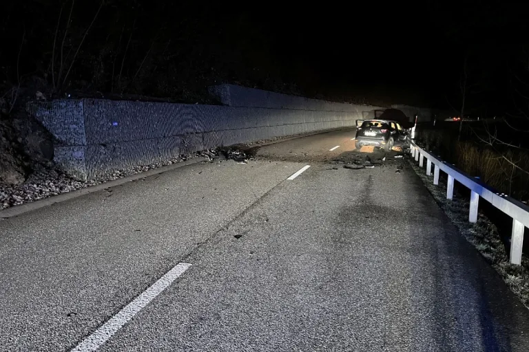 Lampenberg BL - Autofahrer nach Selbstunfall schwer verletzt - Hauptstrasse gesperrt