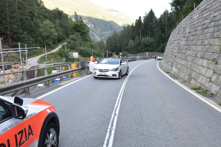 Miralago GR -  Streifkollision zwischen Personenwagen und Motorrad