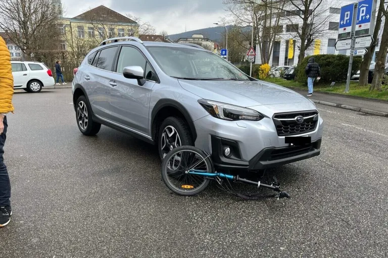 Olten SO – E-Bikerin bei Unfall von Auto erfasst 