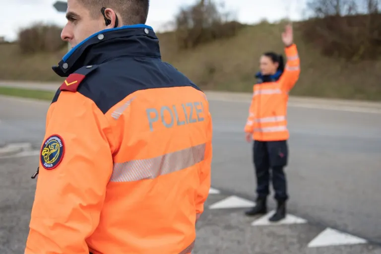 Wädenswil ZH - Gemeinsame Verkehrskontrolle am Montag mit dem Kantonalen Labor durchgeführt