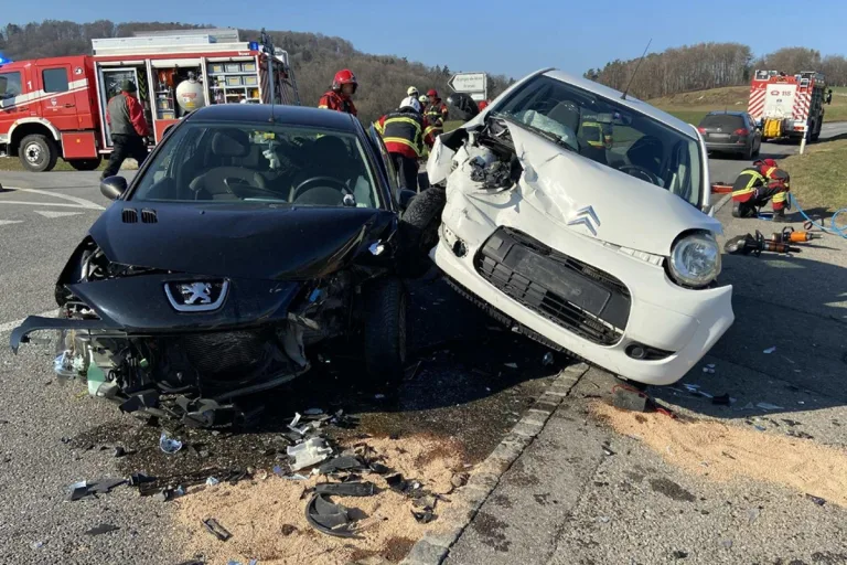 Montet FR - Zwei Lenkerinnen werden bei einem Unfall in Montet verletzt