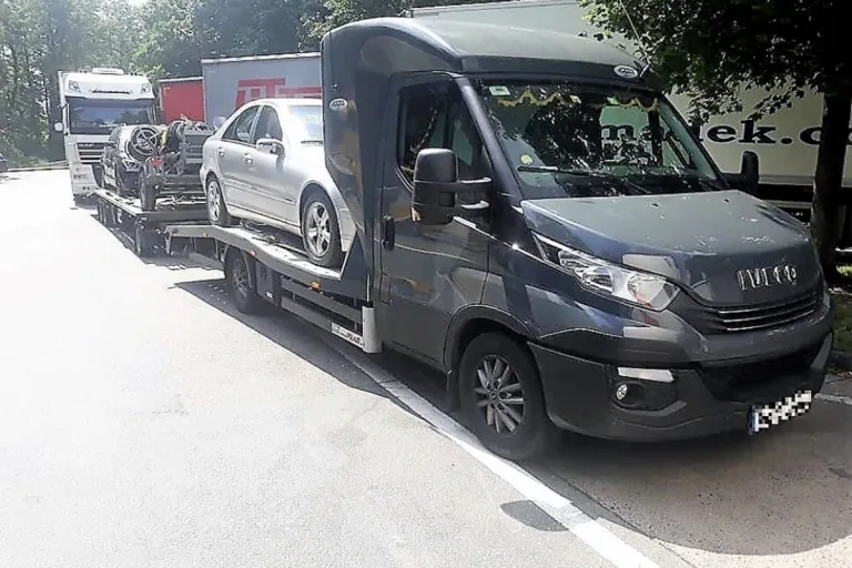 Chauffeur auf der A3 bei Mollis GL in Kontrolle hängengeblieben