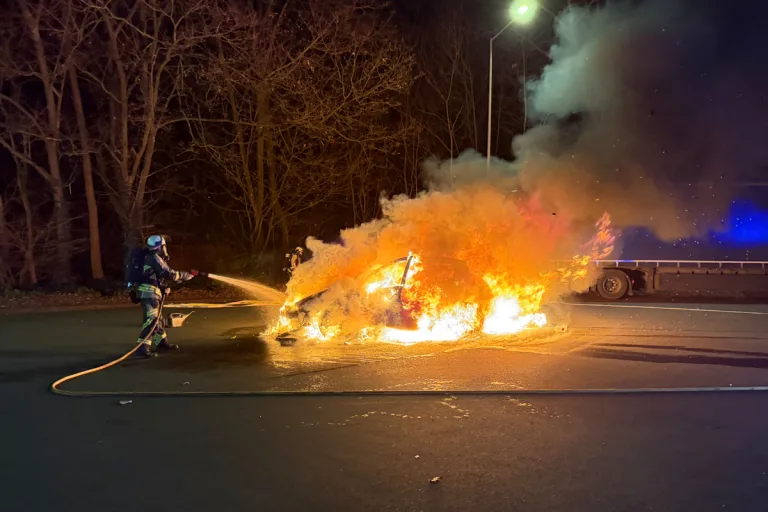 A3 Hünxe – Pkw-Brand auf Autobahnrastplatz