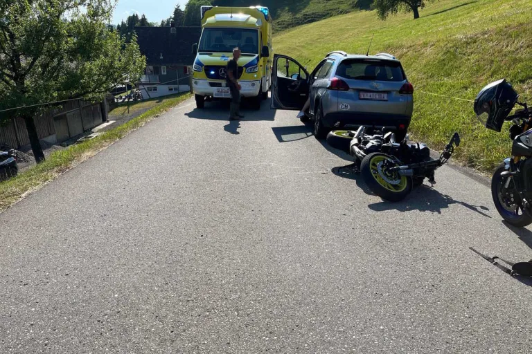 Unfall in Bächli (Hemberg) SG  - Motorradfahrer nach Kollision verletzt