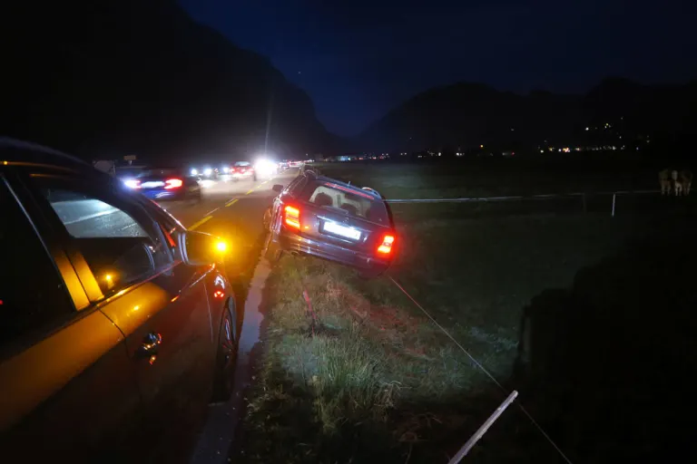 Netstal GL – Durch Kleinkind im Auto abgelenkt baut 30-Jährige Unfall