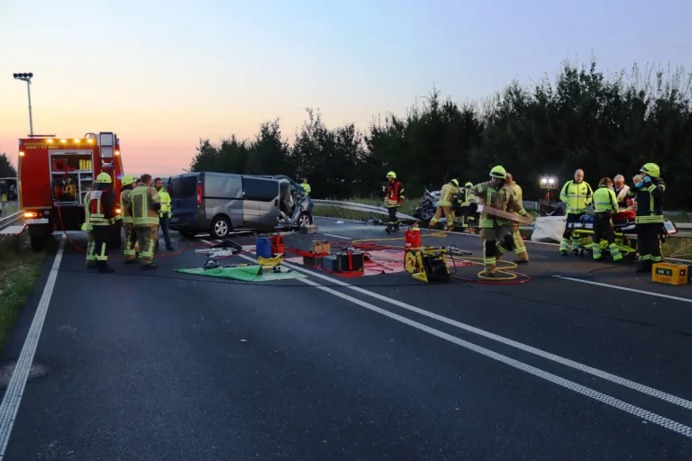 Drama auf der B56n bei Gangelt – 2 Verstorbene und 4 Schwerverletzte bei schrecklichem Verkehrsunfall