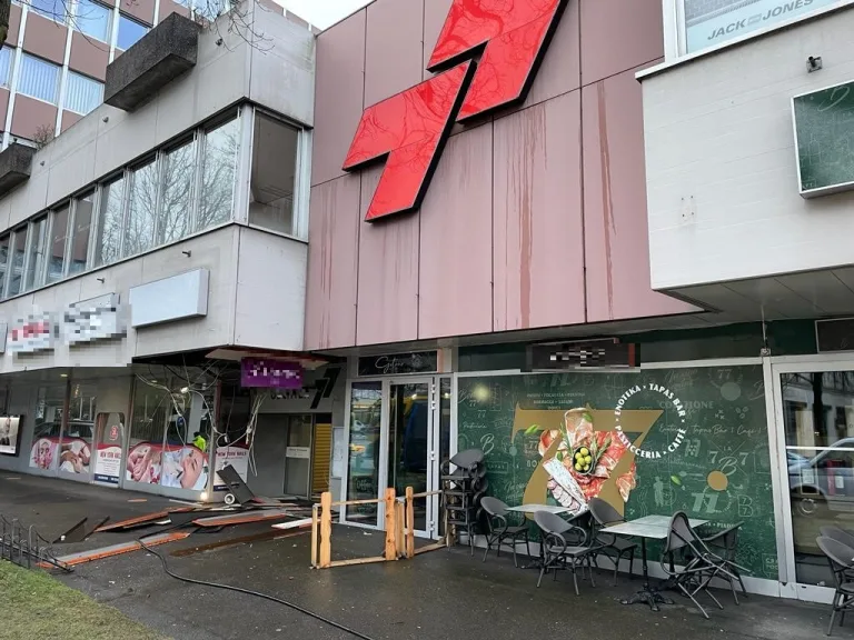 Uster ZH: Grosser Sachschaden durch Brandstiftung in Einkaufszentrum