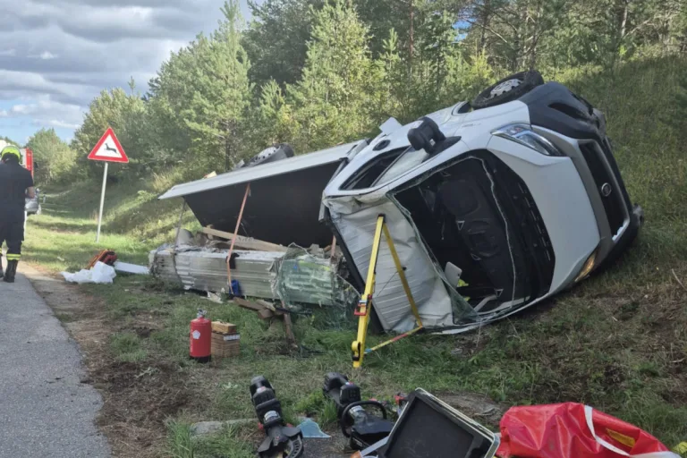 Unfall in Heiligenkreuz – Pritschenwagen kracht in Bushaltestelle