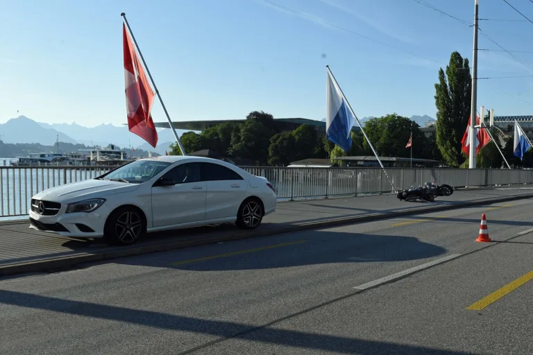 Stadt Luzern - Unfall auf der Seebrücke mit zwei Verletzten 