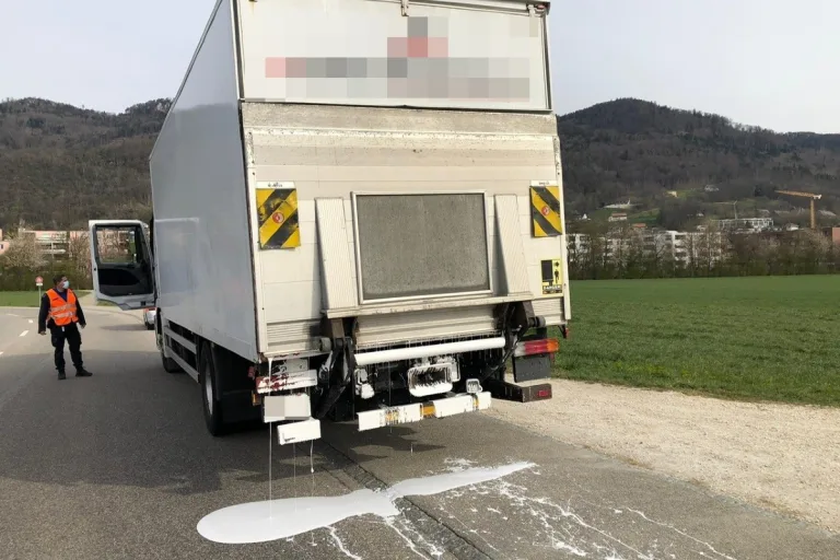 Egerkingen SO  - Lastwagen verliert weisse Farbe auf die Strasse