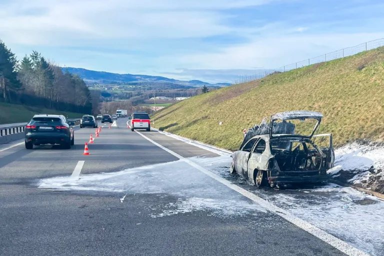 Corminboeuf FR - Autobrand auf der A12