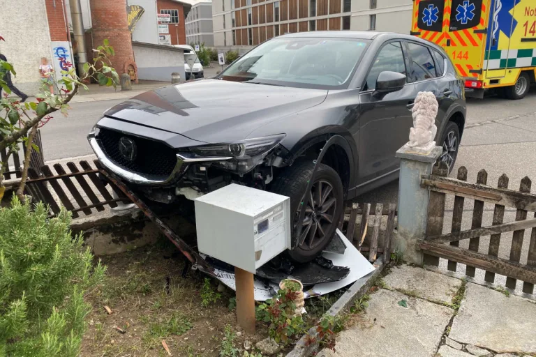 Döttingen AG – Mit Auto in Gartenzaun gefahren 