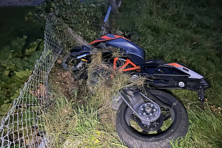 Strengelbach AG - Motorradfahrer stürzt einen Abhang hinunter