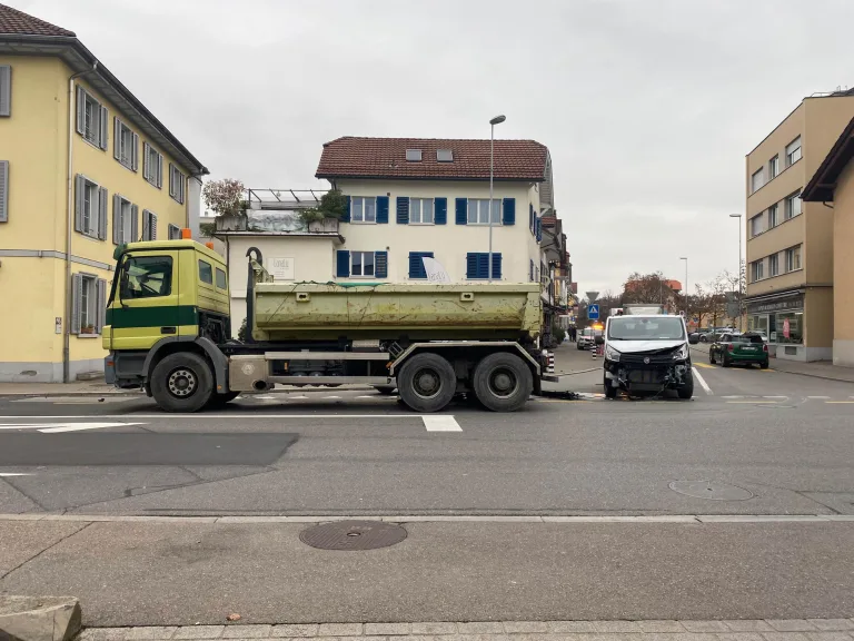 Cham ZG – Lastwagen übersehen und heftige Kollision verursacht