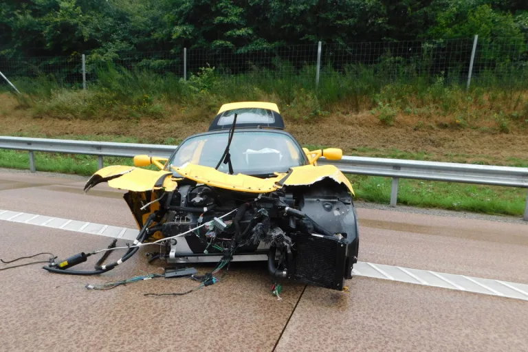 Soltau NI - Sportwagen nach Unfall durch Aquaplaning zerstört 