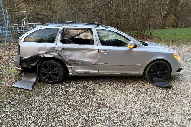 Bretzwil BL - Unfall zwischen Skoda und Lieferwagen mit einer verletzten Personen