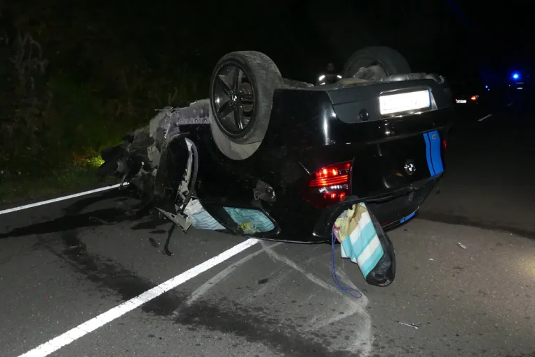 Radevormwald NW – BMW-Fahrer (34) prallt alkoholisiert gegen Baum
