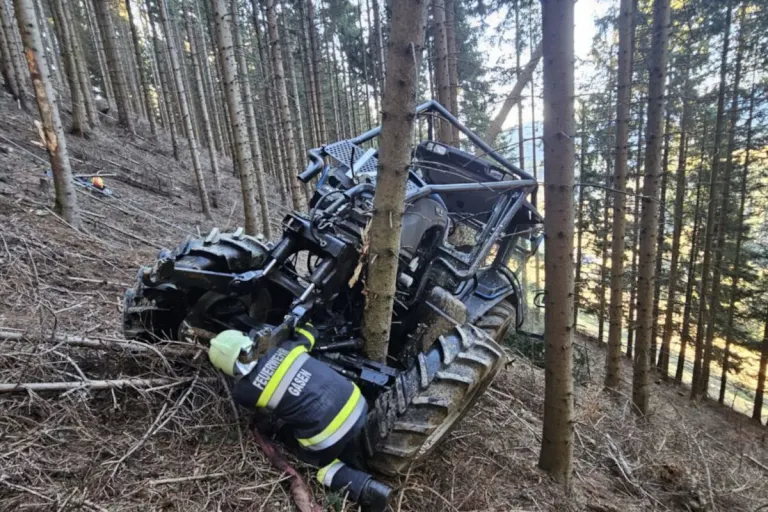Unfall in Gasen – Traktor stürzt bei Forstarbeiten über Böschung