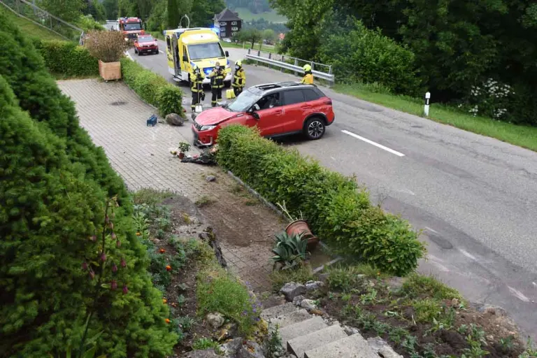 Lichtensteig SG - 79-Jährige prallt bei Unfall gegen Steinmauer und überschlägt sich