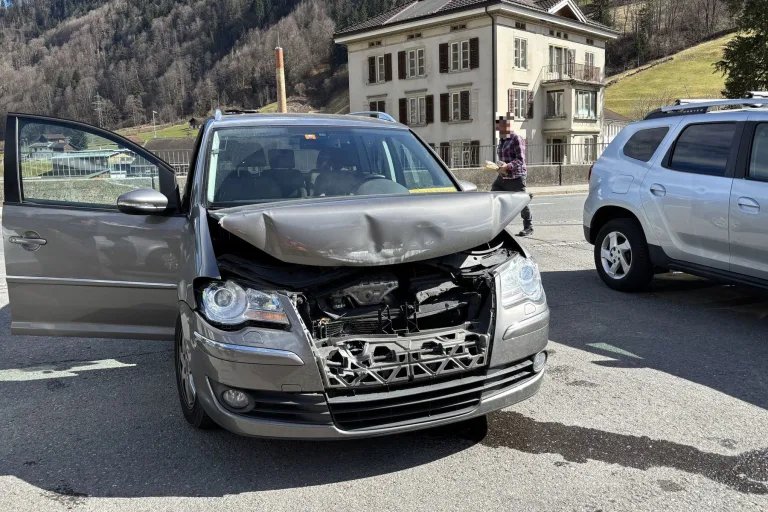 Luchsingen GL – 21-Jähriger verursacht Unfall auf der Hauptstrasse