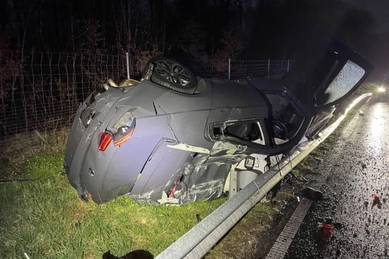 Suhr AG - Nach Unfall auf A1 hinter Leitplanke geschleudert