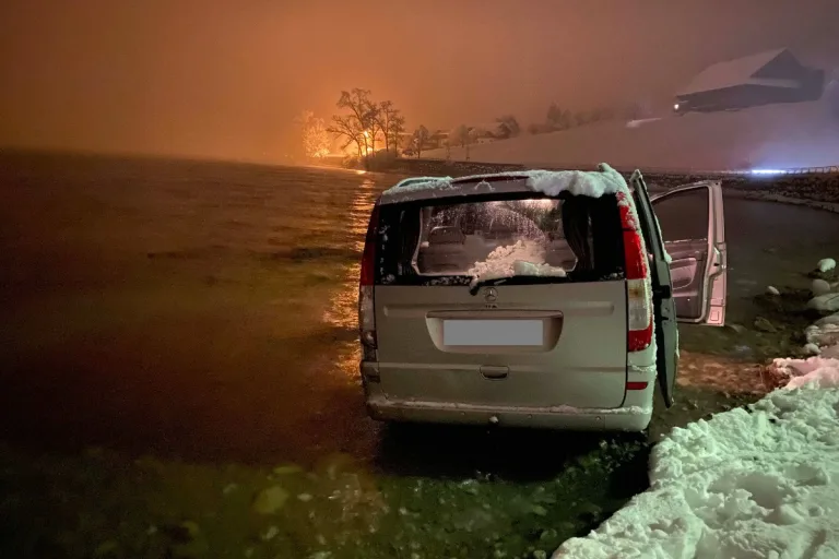 Oberägeri ZG -  Mercedes landet im Ägerisee