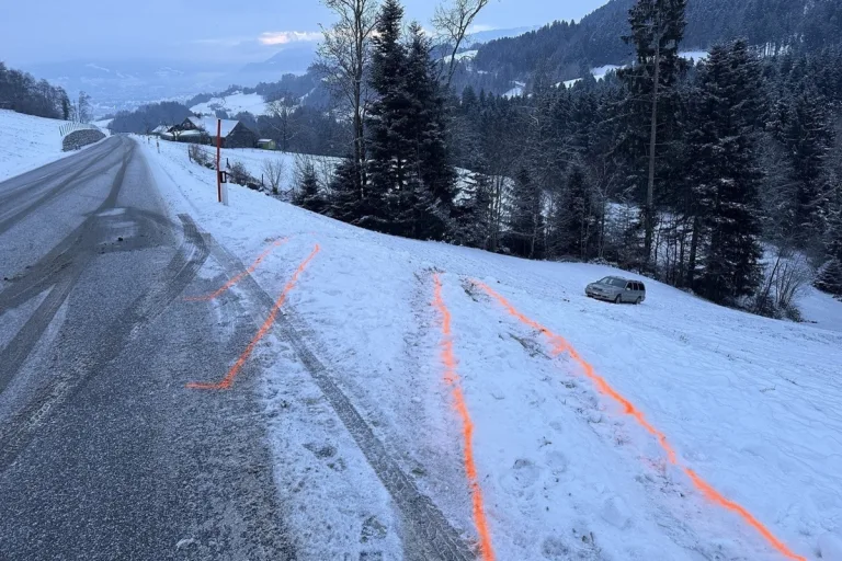 Schachen b. Reute AR – Auto rutscht bei Unfall Abhang hinunter