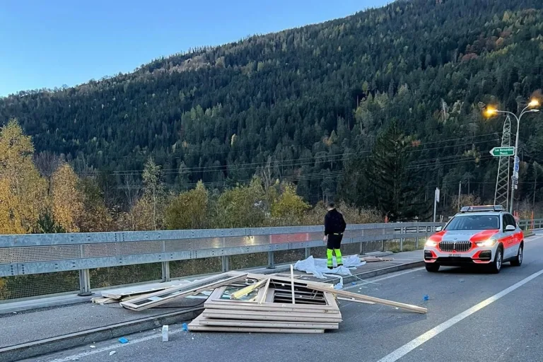 Rothenbrunnen GR - Lieferwagen verliert Ladung beim Abbiegen 
