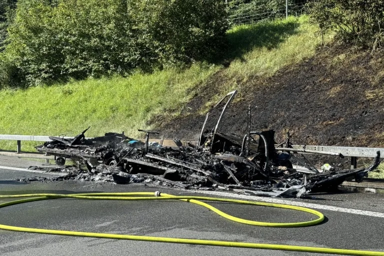 Erstfeld UR - Anhänger in Brand geraten - A2 gesperrt
