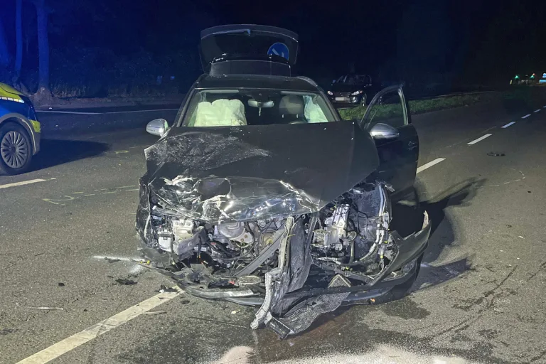 Langenfeld - Unfall zwischen Audi und BMW