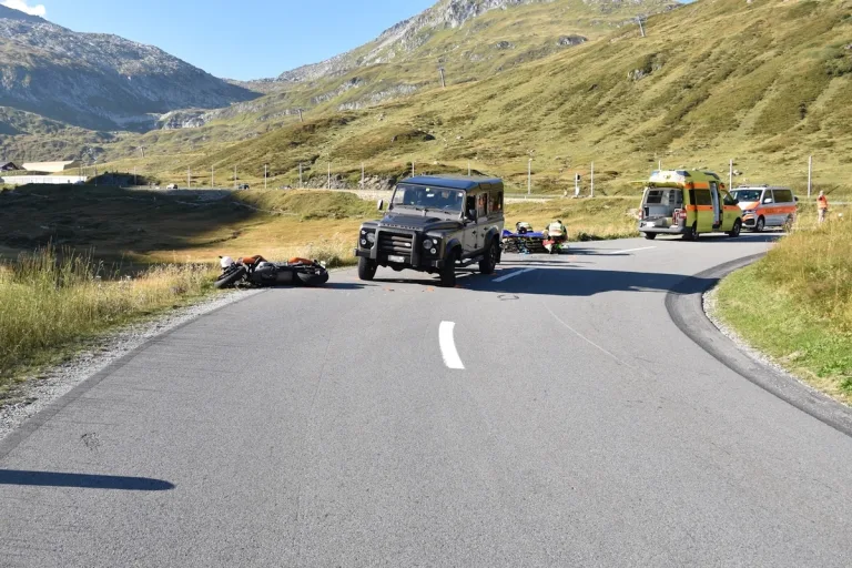 Oberalppass in Tujetsch GR - Kollision auf der Gegenfahrbahn