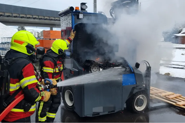  Gossau SG - Elektrostapler gerät in Brand