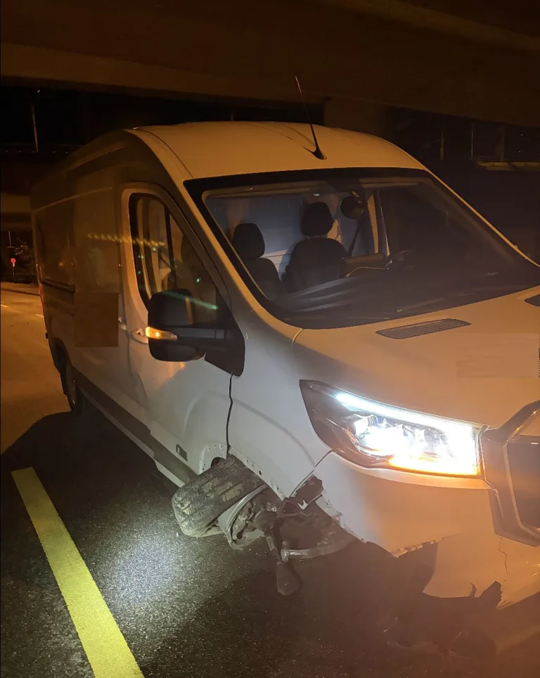 Birsfelden BL – Lieferwagen kracht in Findling