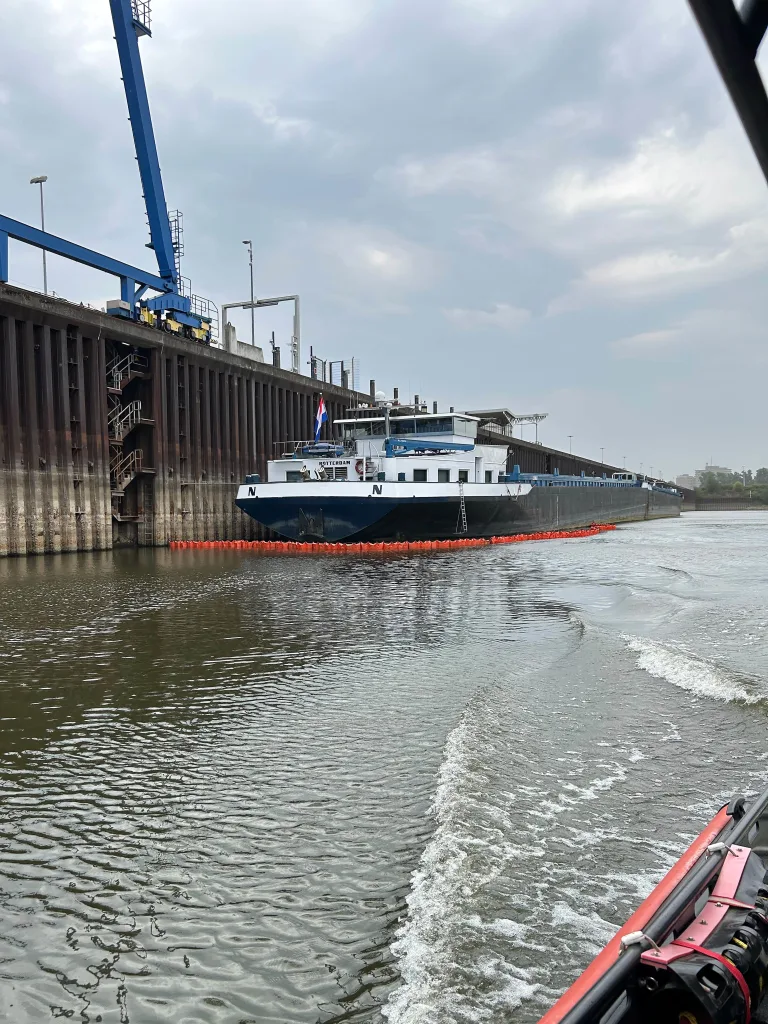 Neuss – Ölaustritt im Hafen löst Feuerwehreinsatz aus
