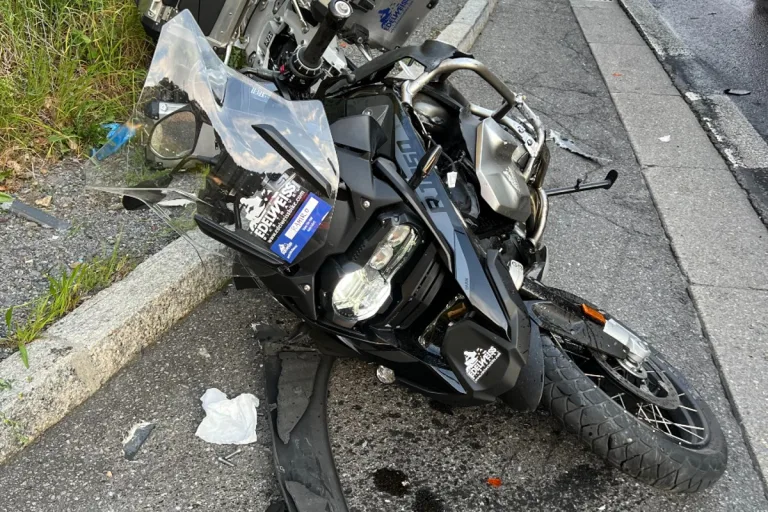 Flüelen UR - Unfall nach Überholmanöver auf Axenstrasse - Motorrad prallt in Sattelschlepper