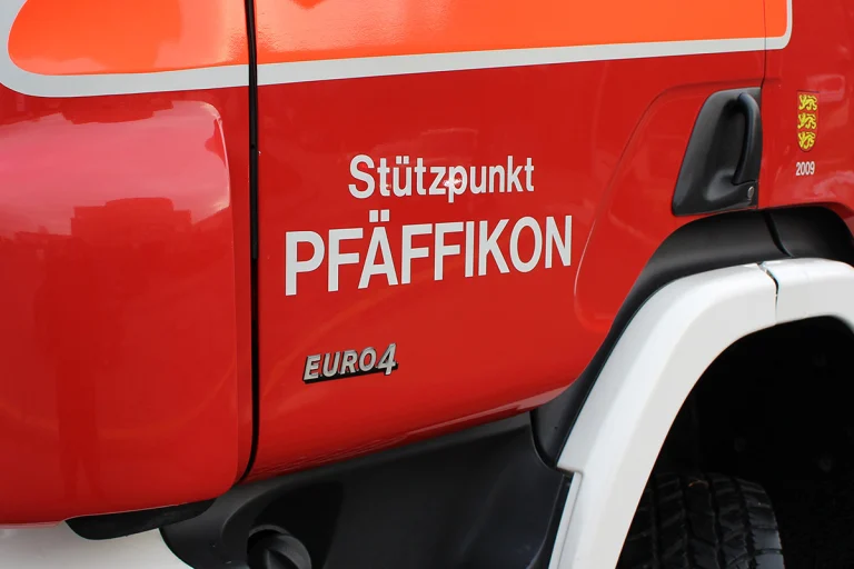 Freienbach SZ – Feuerwehr löscht Brand in Einfamilienhaus