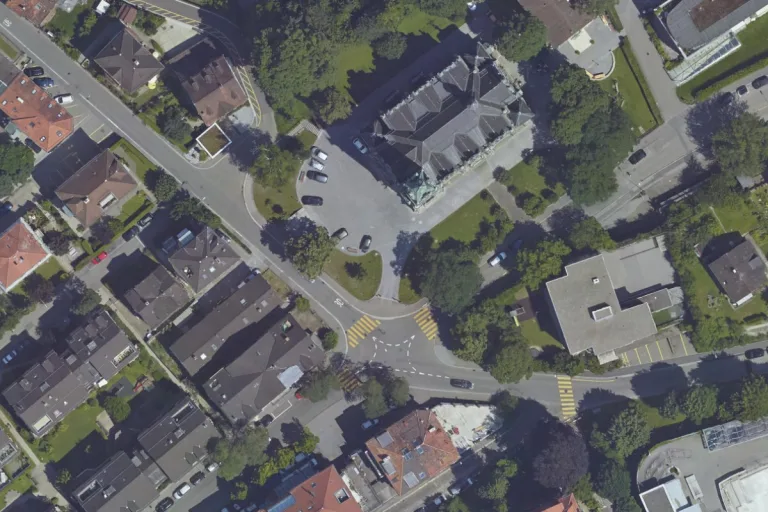 Zeitunglesen während der Autofahrt in St. Gallen