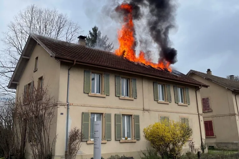 Rheinfelden AG - Doppeleinfamilienhaus nach Brand zum Teil unbewohnbar