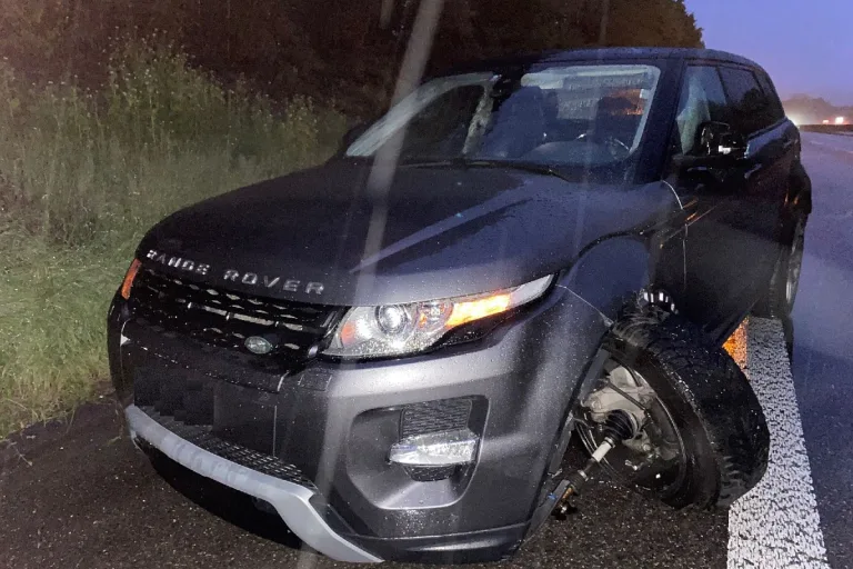 Münchenstein BL - Mit dem SUV auf der A18 in die Leitplanke geprallt
