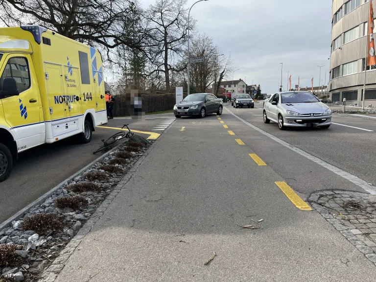Wil SG: Kollision zwischen Auto und Rennvelo - Rennvelofahrerin verletzt