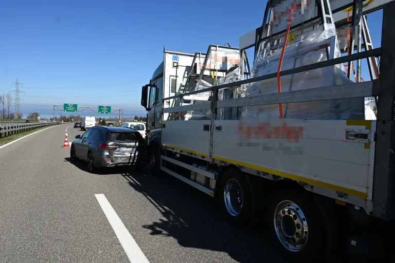 Mörschwil SG – Lastwagen kracht bei Unfall auf der Autobahn A1 in Auto