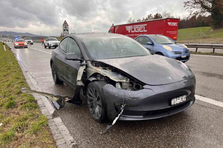 Gossau SG - Unfall zwischen einem Auto und Lieferwagen auf der A1
