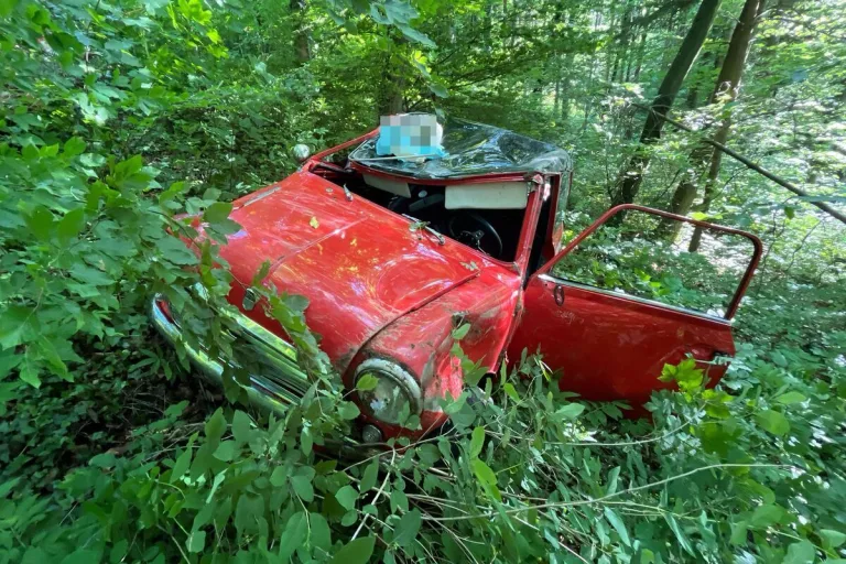 Rodersdorf SO – Auto landet bei Unfall in einer Böschung