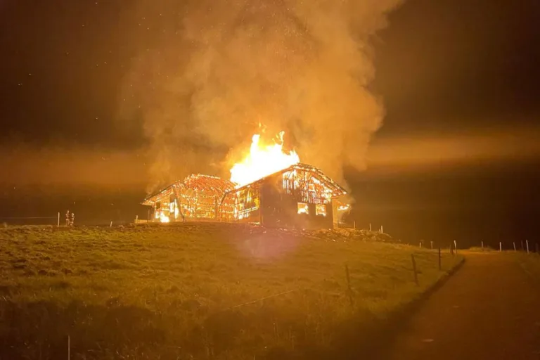 Corbières FR – Alphütte bei Brand vollständig zerstört