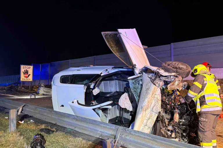 Schwerer Unfall bei Kindberg – Auto prallt gegen Aufpralldämpfer