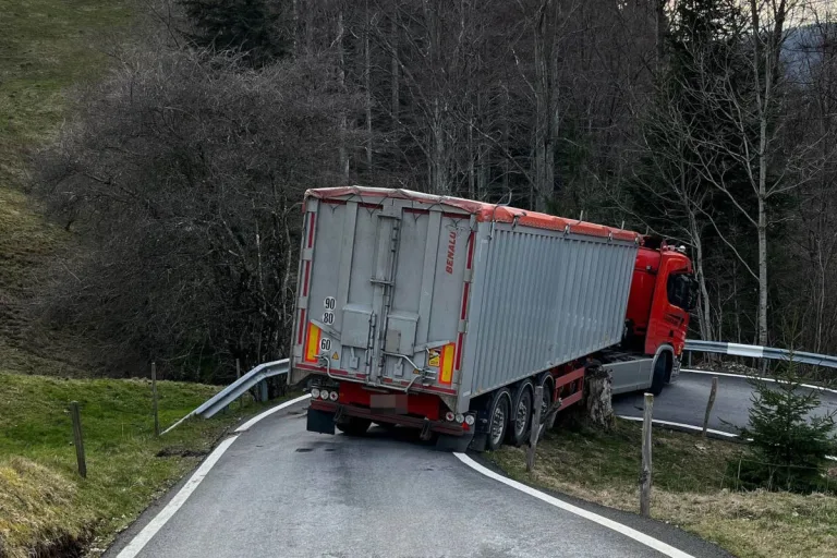 Balm bei Günsberg SO: Sattelmotorfahrzeug bleibt in Kurve der Balmbergstrasse stecken