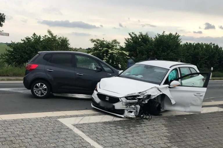 Ratingen – Niesanfall mit schweren Folgen – zwei verletzte Personen und kaputte Pkw