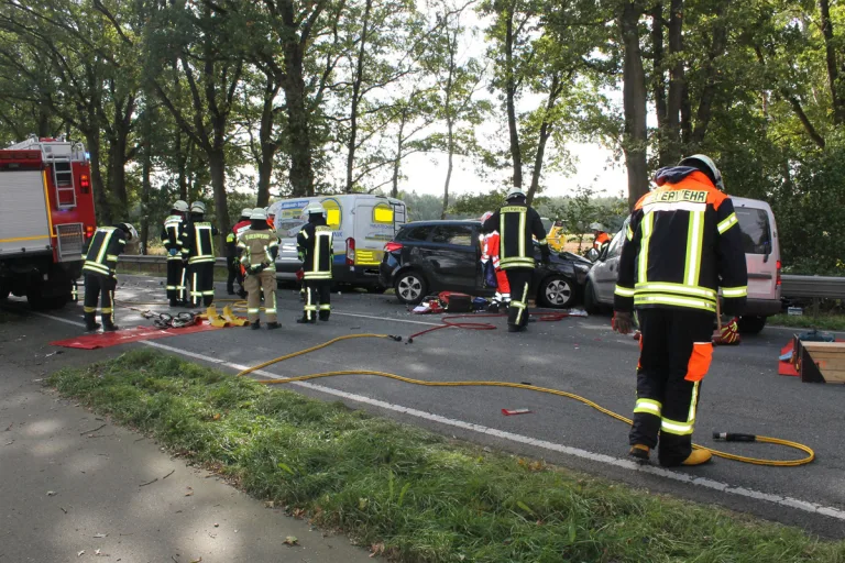 B71 Deinstedt NI – Fünf Verletzte bei schwerem Unfall mit mehreren Pkw und Lkw