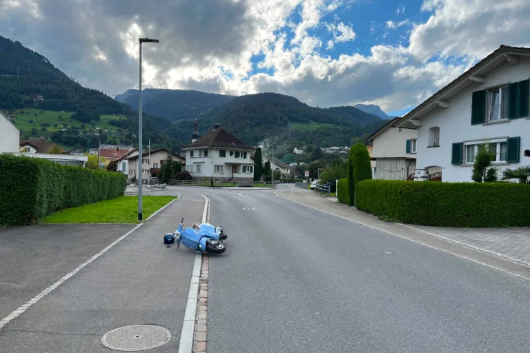 Mels SG – Mit Kleinmotorrad gestürzt – fahrunfähig und ohne Führerausweis